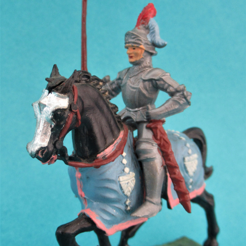 8965 4 Chevalier en armure (II b) sur cheval caparaçonné (II a), avec lance, casque visière ouverte.